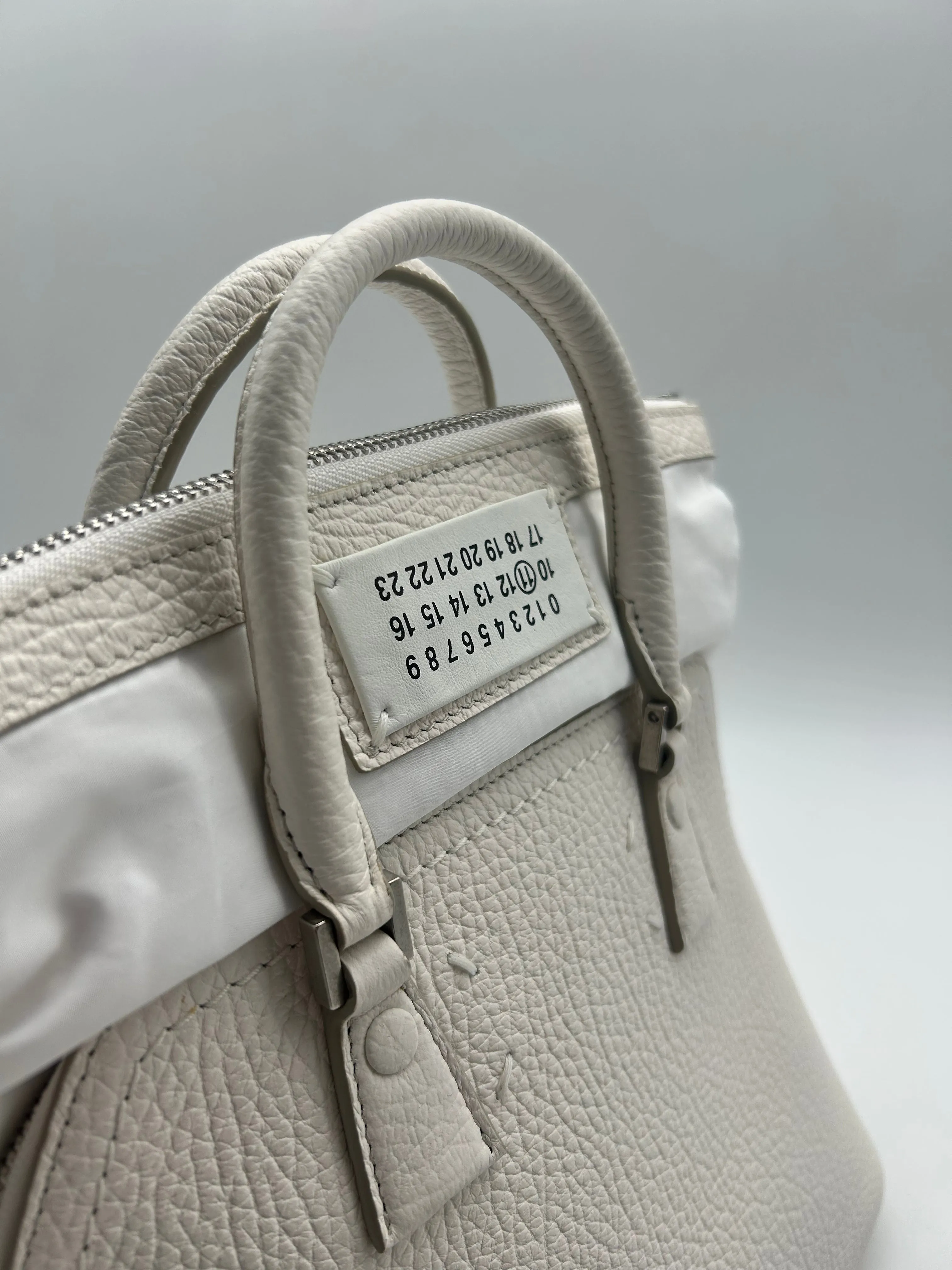 Borsa Bianca A Spalla Con Etichetta Logo