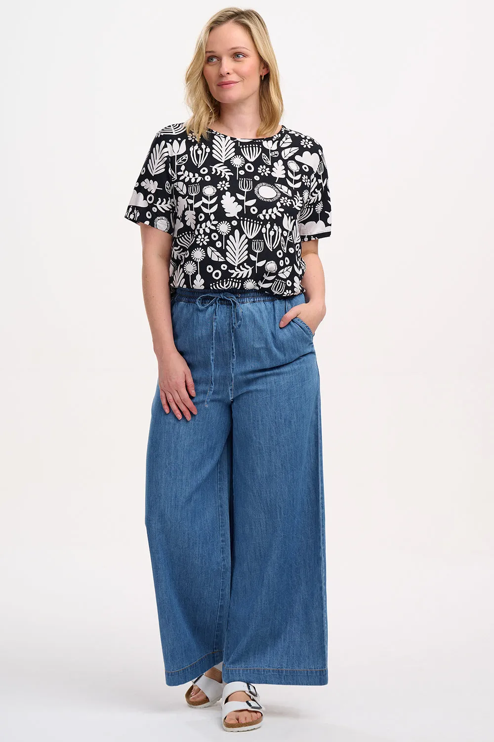 Christina Top - Monochrome. Folk Floral