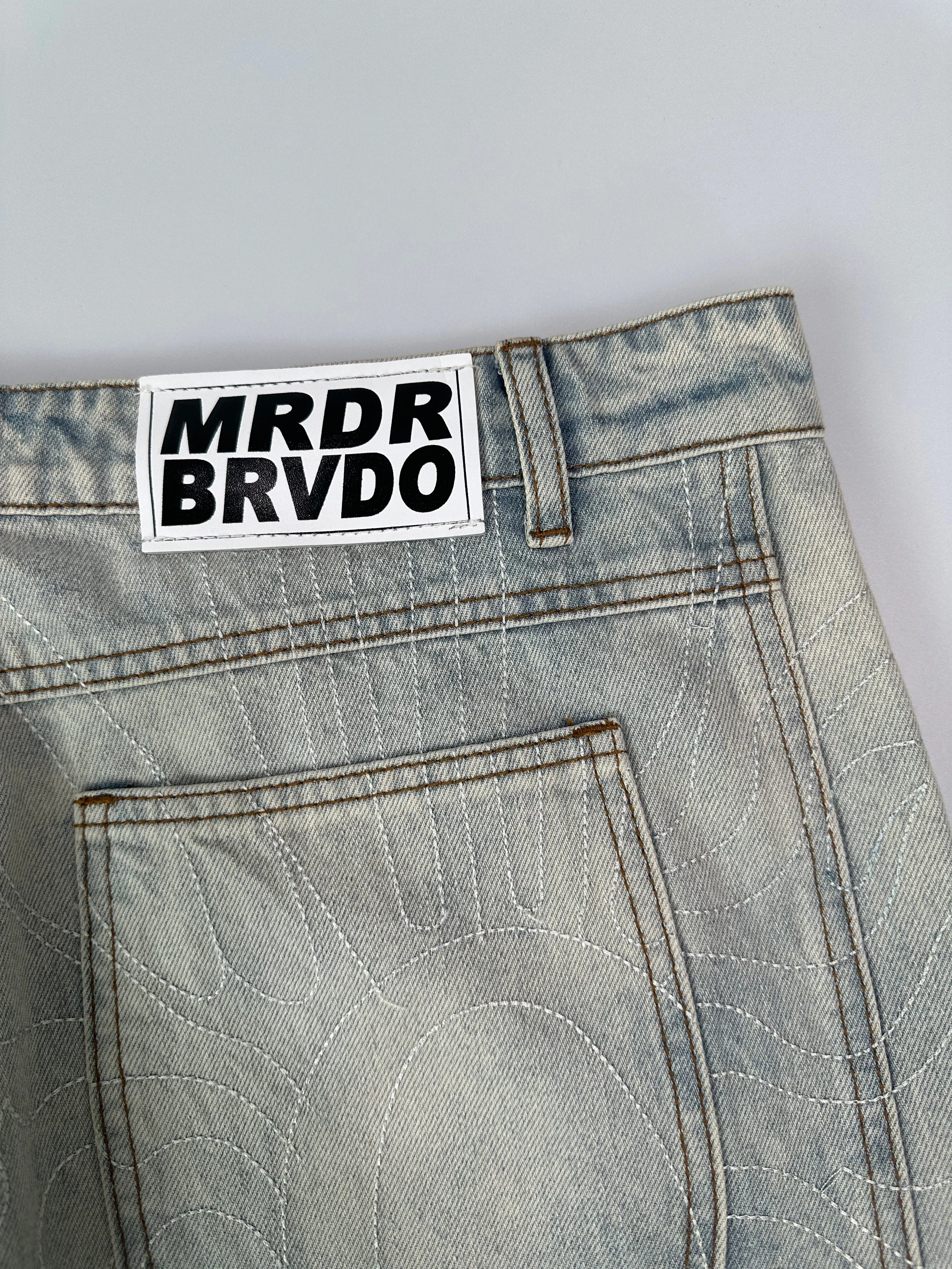 Jeans In Denim Chiaro Con Effetto Graffiato