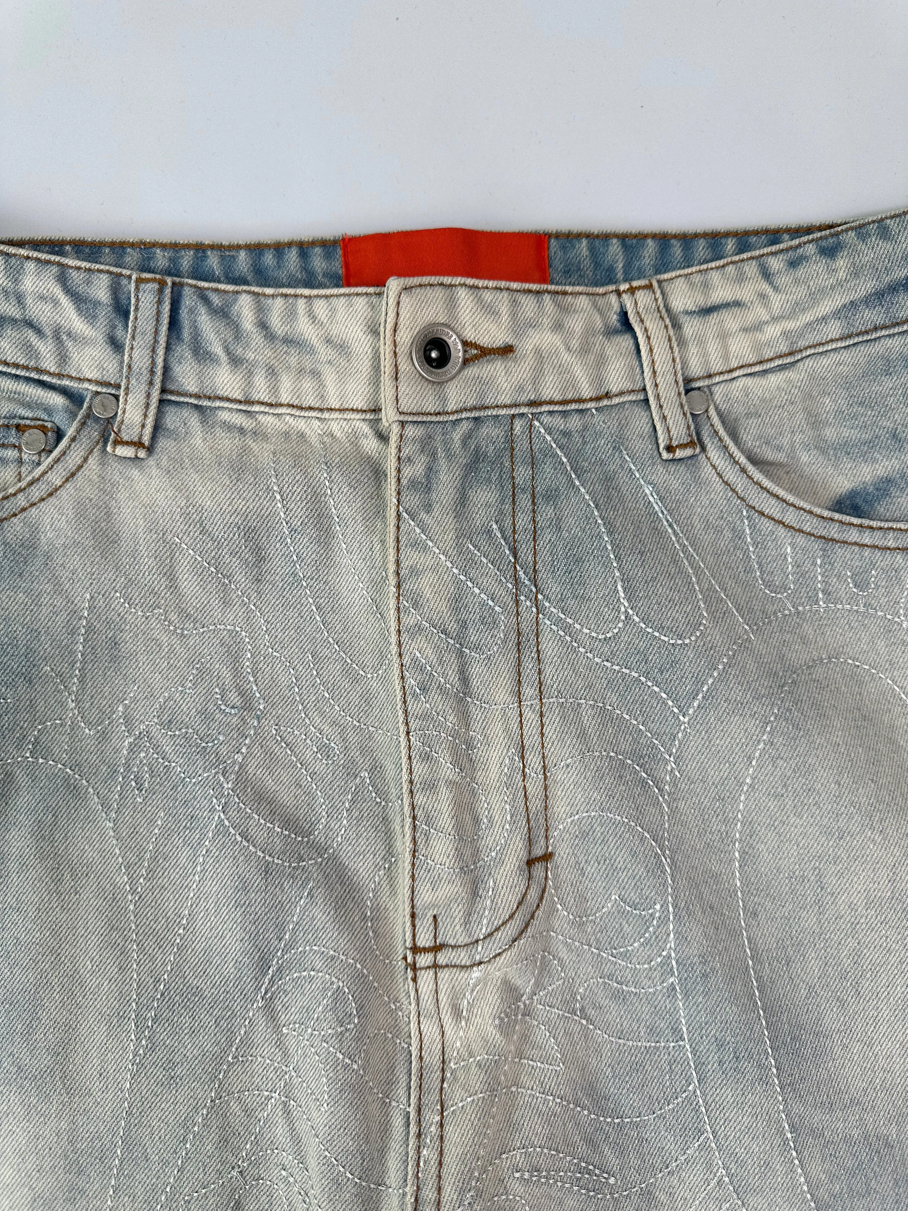 Jeans In Denim Chiaro Con Effetto Graffiato