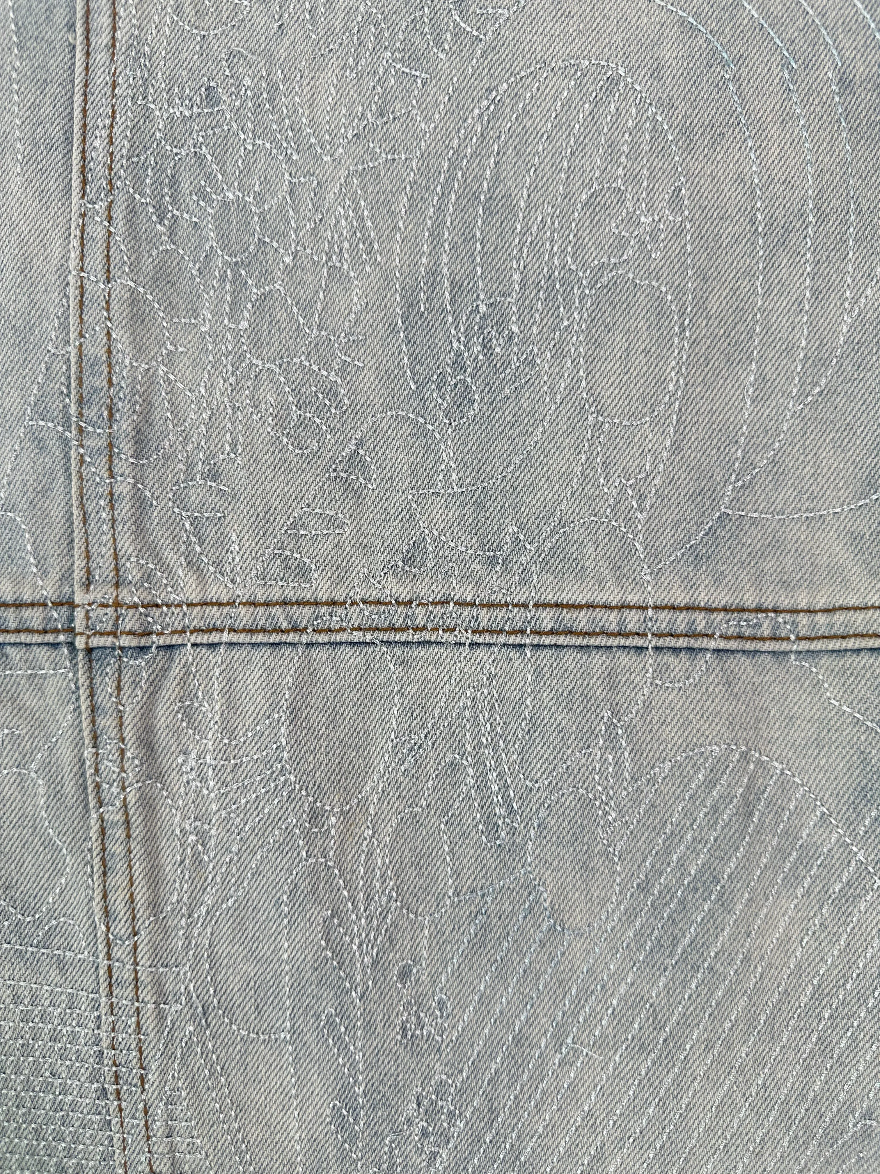 Jeans In Denim Chiaro Con Effetto Graffiato