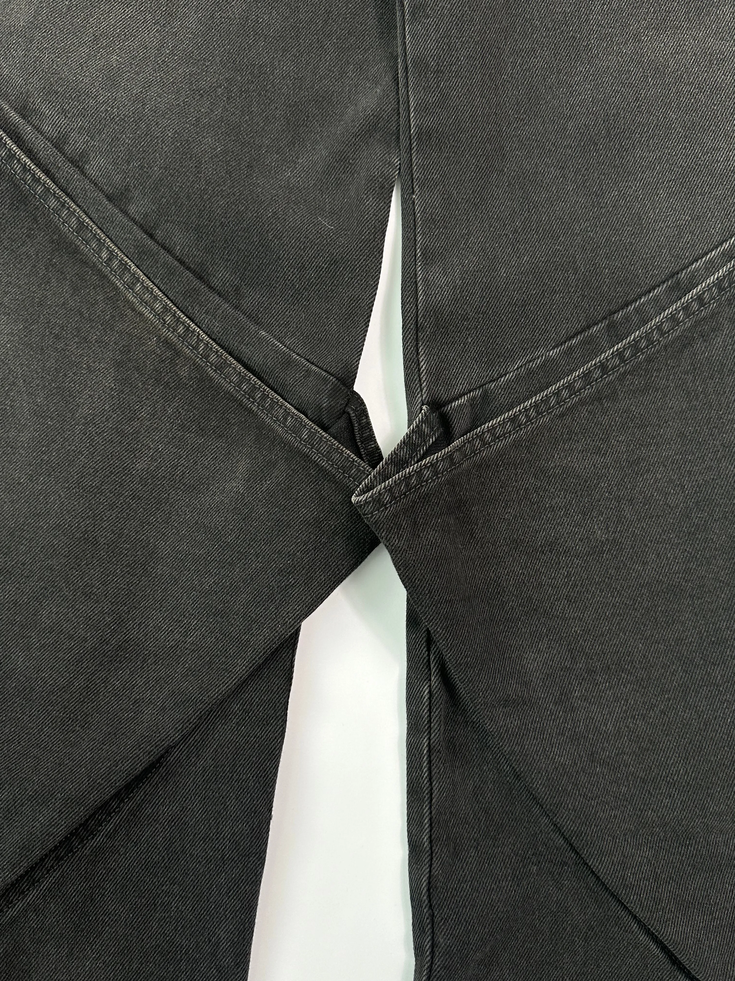 Jeans Neri A Gamba Ampia Con Cuciture Curvilinee