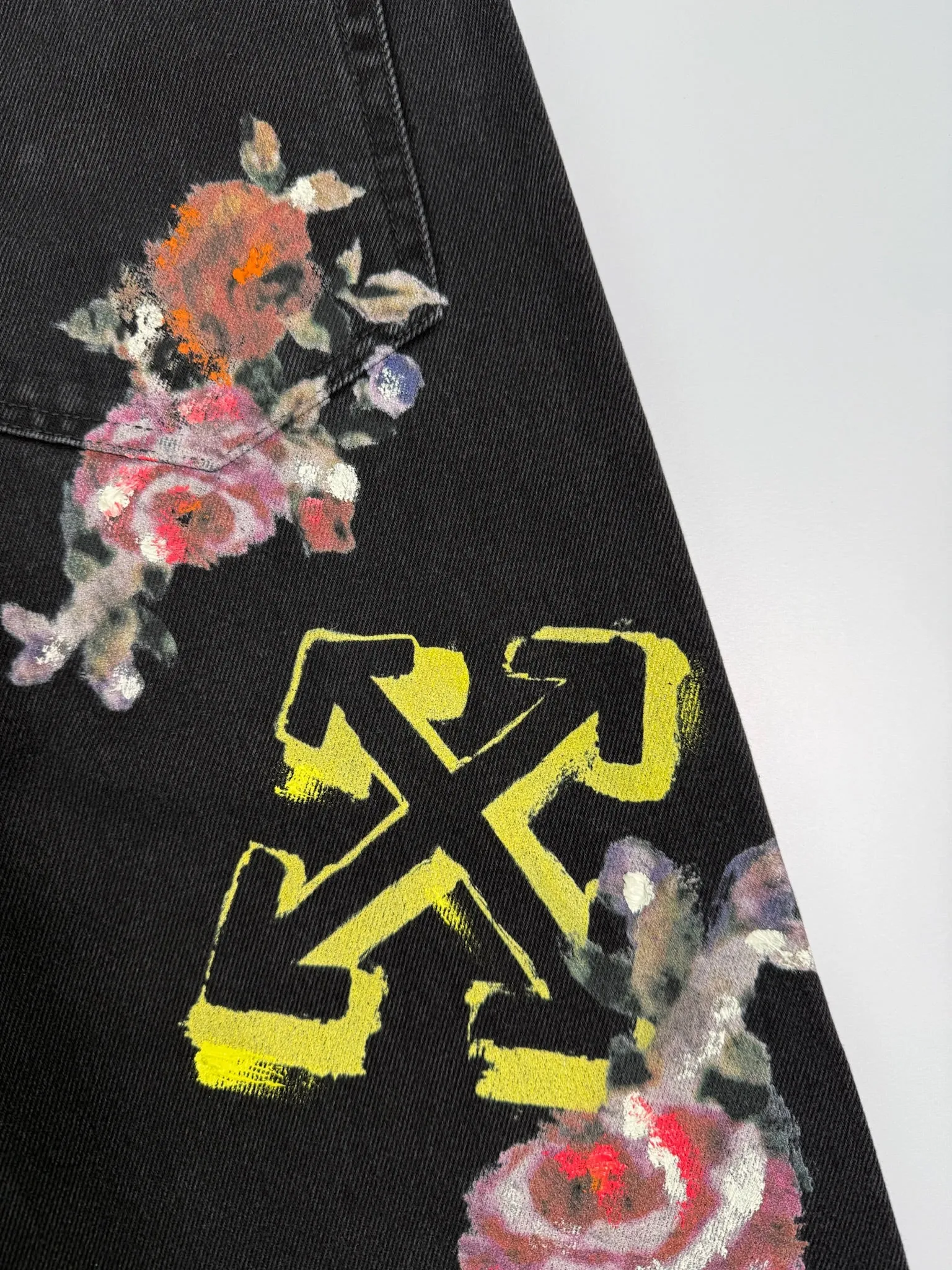 Jeans Neri Ricamati Con Fiori E Grafiche Logo