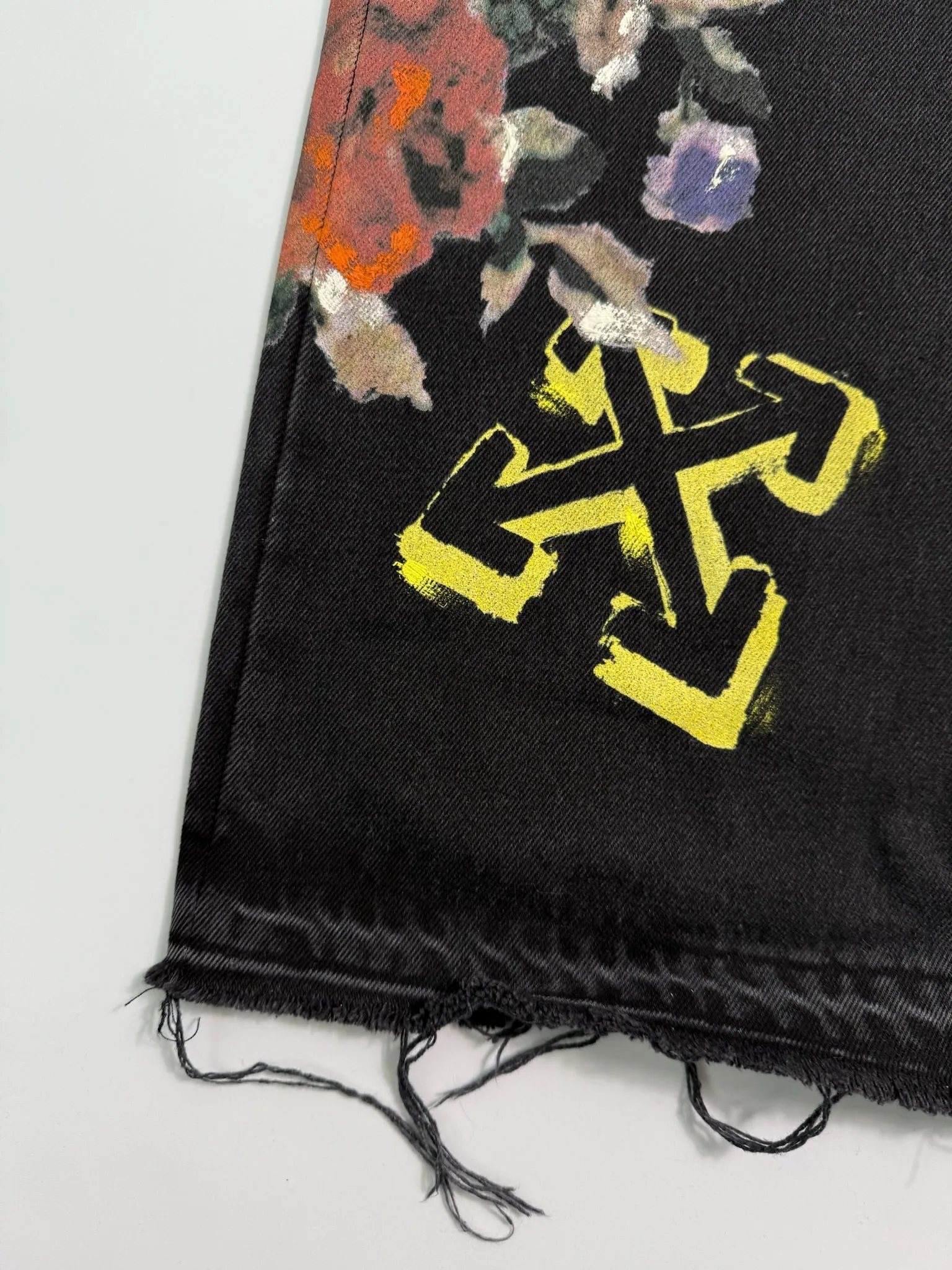 Jeans Neri Ricamati Con Fiori E Grafiche Logo