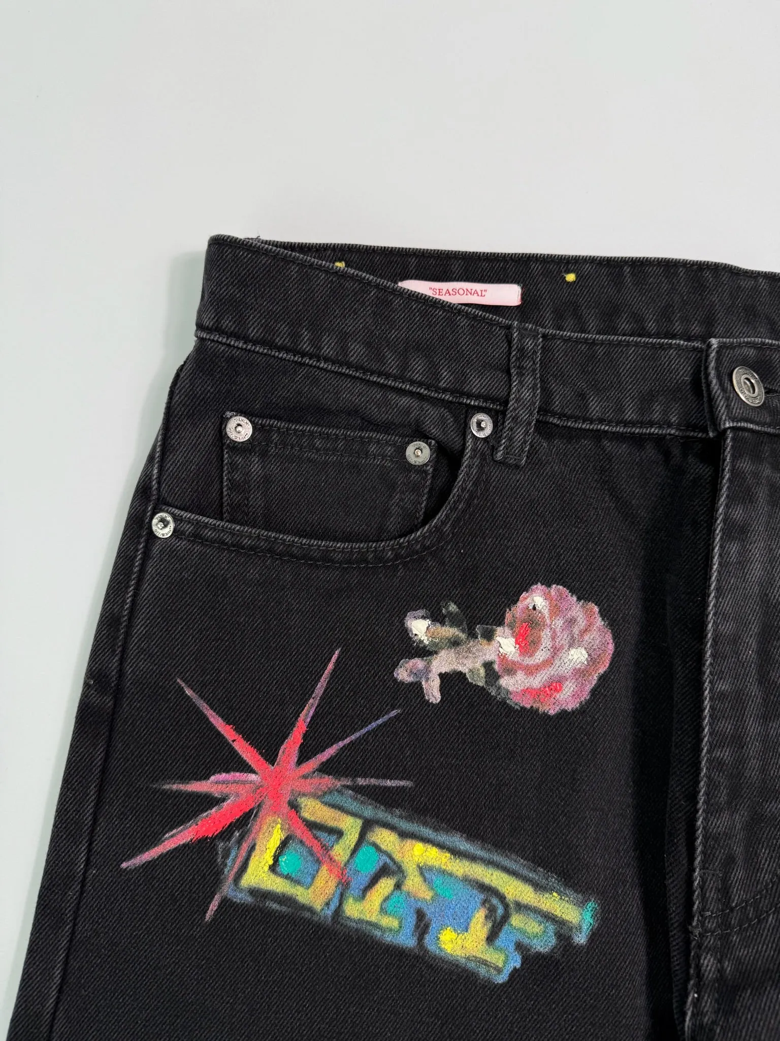 Jeans Neri Ricamati Con Fiori E Grafiche Logo