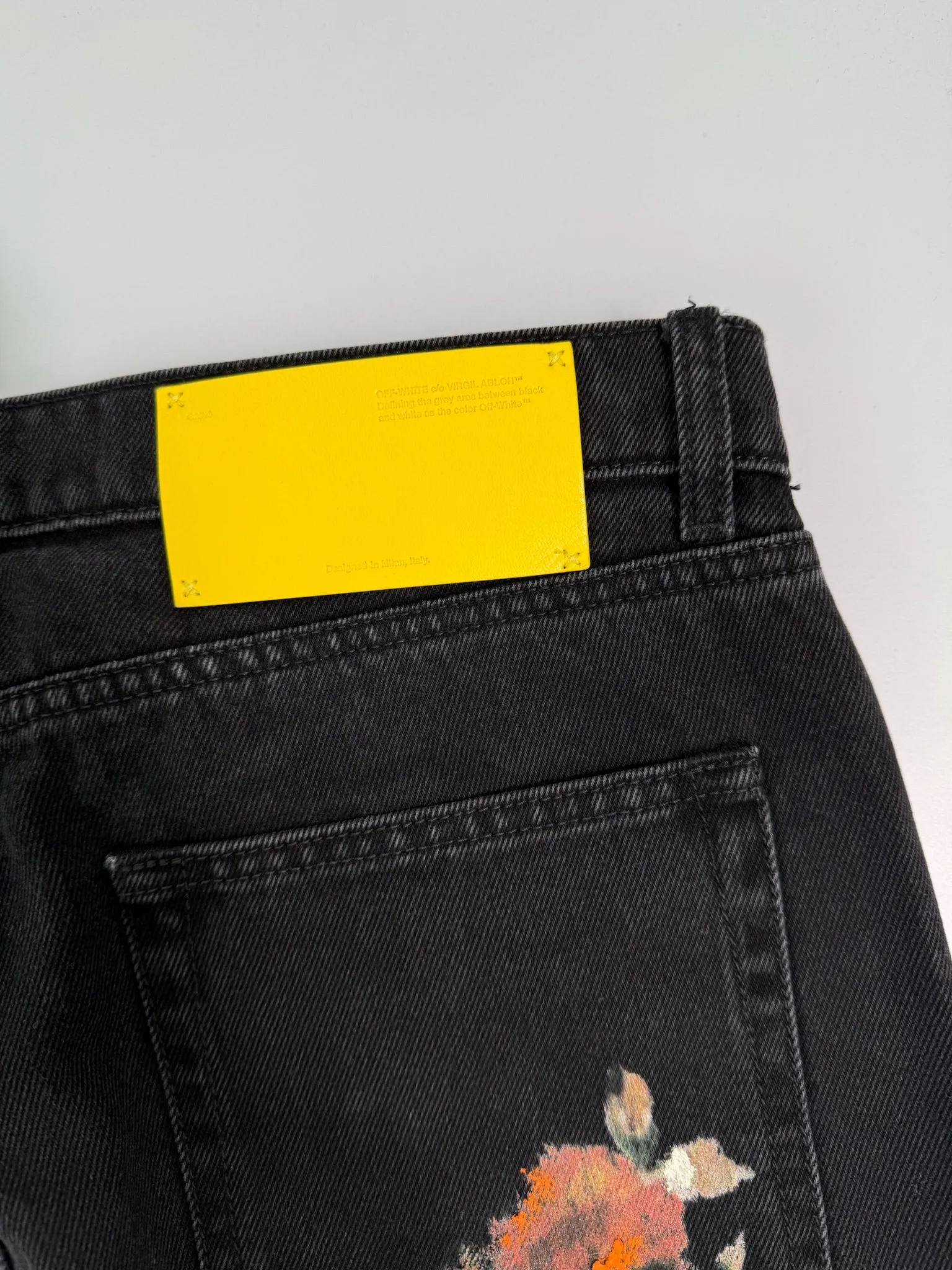 Jeans Neri Ricamati Con Fiori E Grafiche Logo