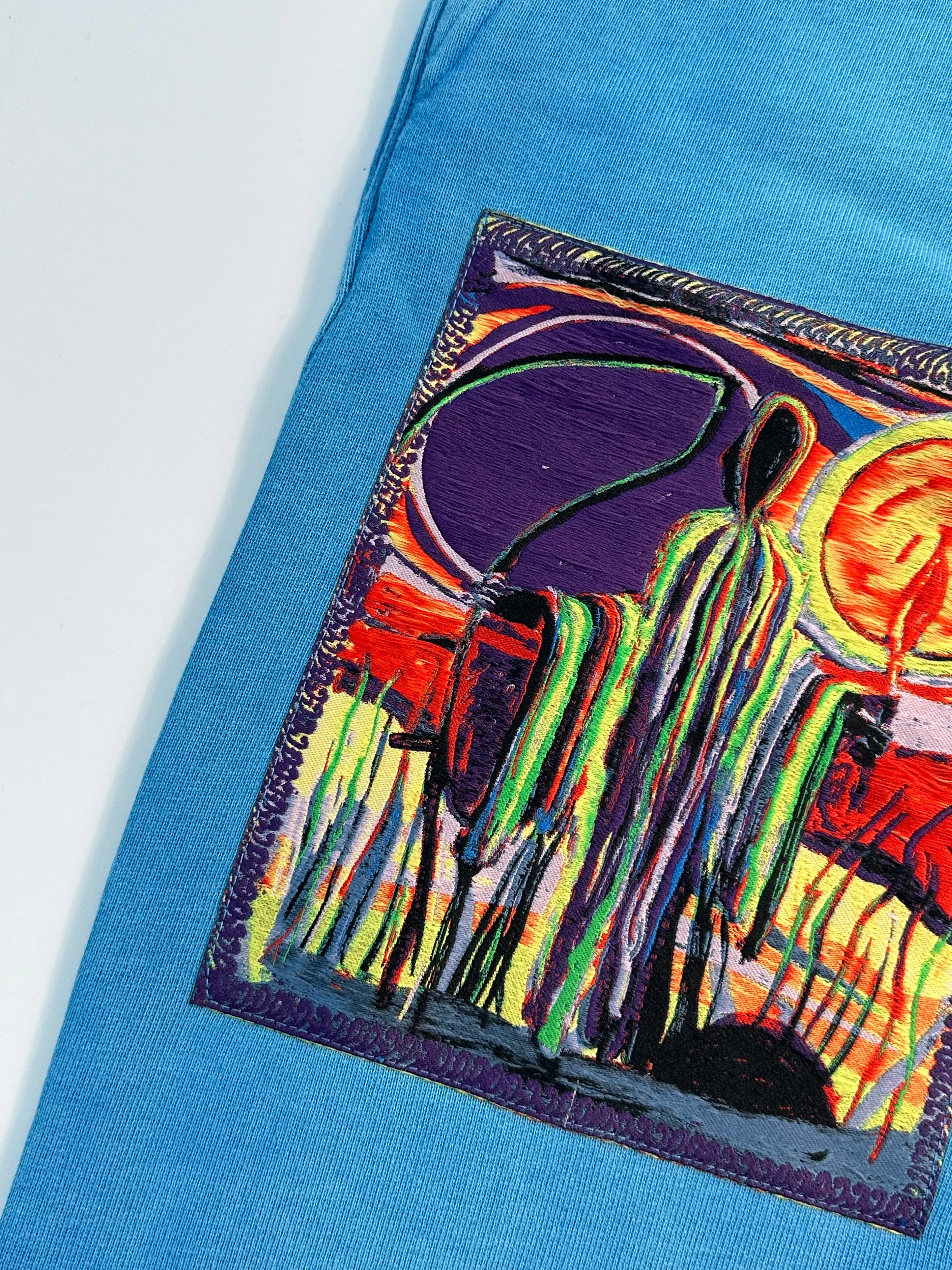 Pantalone Tuta Azzurro Uomo Con Patch Artistica Josh Smith